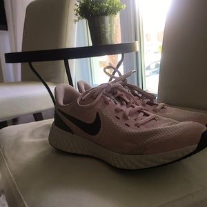 Nike révolution size 5 running shoes
